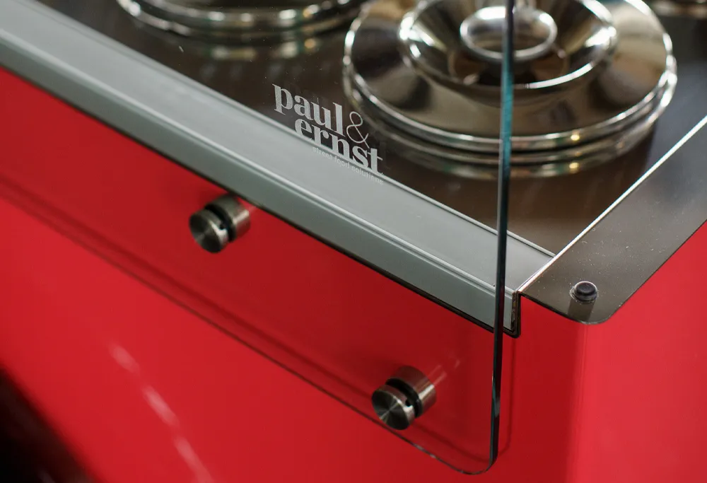 Eine Detailaufnahme des Ice Cream Bikes zeigt die exquisite Verarbeitung und die makellosen Spaltmaße. Jedes Element ist präzise und sauber gefertigt, was die hohe Qualität und Sorgfalt in der Konstruktion unterstreicht. Die feinen Details und die durchdachte Gestaltung machen das Ice Cream Bike nicht nur funktional, sondern auch ästhetisch ansprechend. Es ist die perfekte Kombination aus Stil und Funktionalität, die das Eisverkaufen zu einem Erlebnis macht.