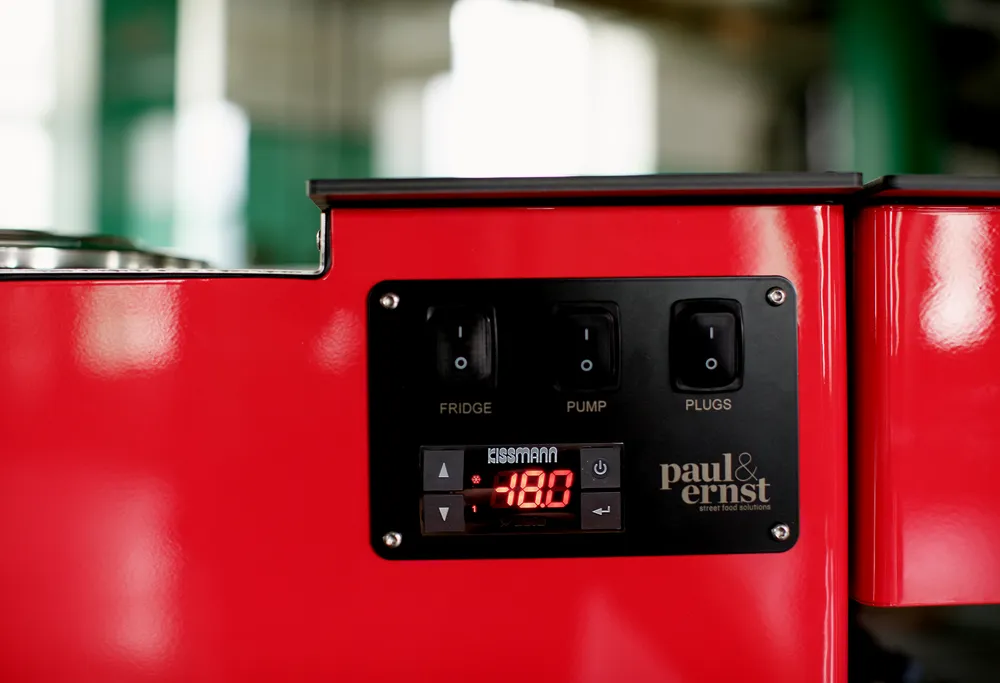 Die Steuerung der Kühl Einheit ist denkbar einfach. Mit einem benutzerfreundlichen Bedienfeld lassen sich Temperatur und Betriebsmodus intuitiv einstellen. Einfache Tasten ermöglichen die schnelle Anpassung, sodass du dich ganz auf das Eisverkaufen konzentrieren kannst. Egal, ob du die Temperatur anpassen oder den Betrieb starten möchtest, die Steuerung ist so gestaltet, dass sie selbst von Anfängern mühelos bedient werden kann.