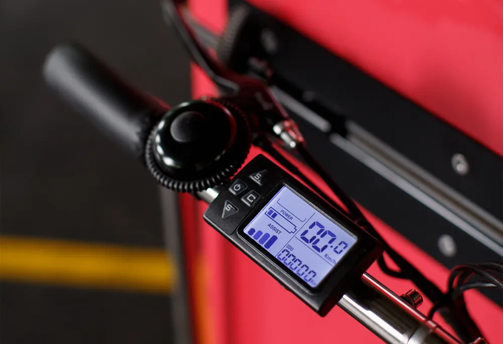 Die Steuereinheit für das E-Bike überzeugt durch ihre Benutzerfreundlichkeit und intuitive Bedienung. Mit einem klar strukturierten Display und einfachen Tasten kannst du problemlos zwischen verschiedenen Fahrmodi wählen und die Unterstützung des Motors anpassen. Die Anzeige liefert wichtige Informationen wie Geschwindigkeit, Akkustand und Reichweite auf einen Blick. So hast du alles im Griff und kannst dich voll und ganz auf dein Fahrerlebnis konzentrieren – ideal für entspannte Fahrten mit deinem Ice Cream Bike.
