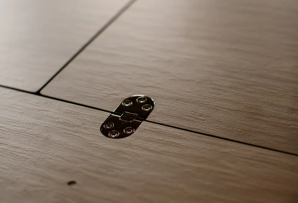 Eine Detailaufnahme zeigt den verschließbaren Deckel des Ice Cream Bikes in all seiner Funktionalität. Die hochwertige Verriegelung ist präzise verarbeitet und bietet sowohl Sicherheit als auch Benutzerfreundlichkeit. Der robuste Mechanismus sorgt dafür, dass der Deckel fest sitzt und sich leicht öffnen und schließen lässt. Die sauberen Linien und das ansprechende Design harmonieren perfekt mit dem gesamten Look des Bikes, während die sorgfältige Verarbeitung die Qualität und Langlebigkeit des Produkts unterstreicht.