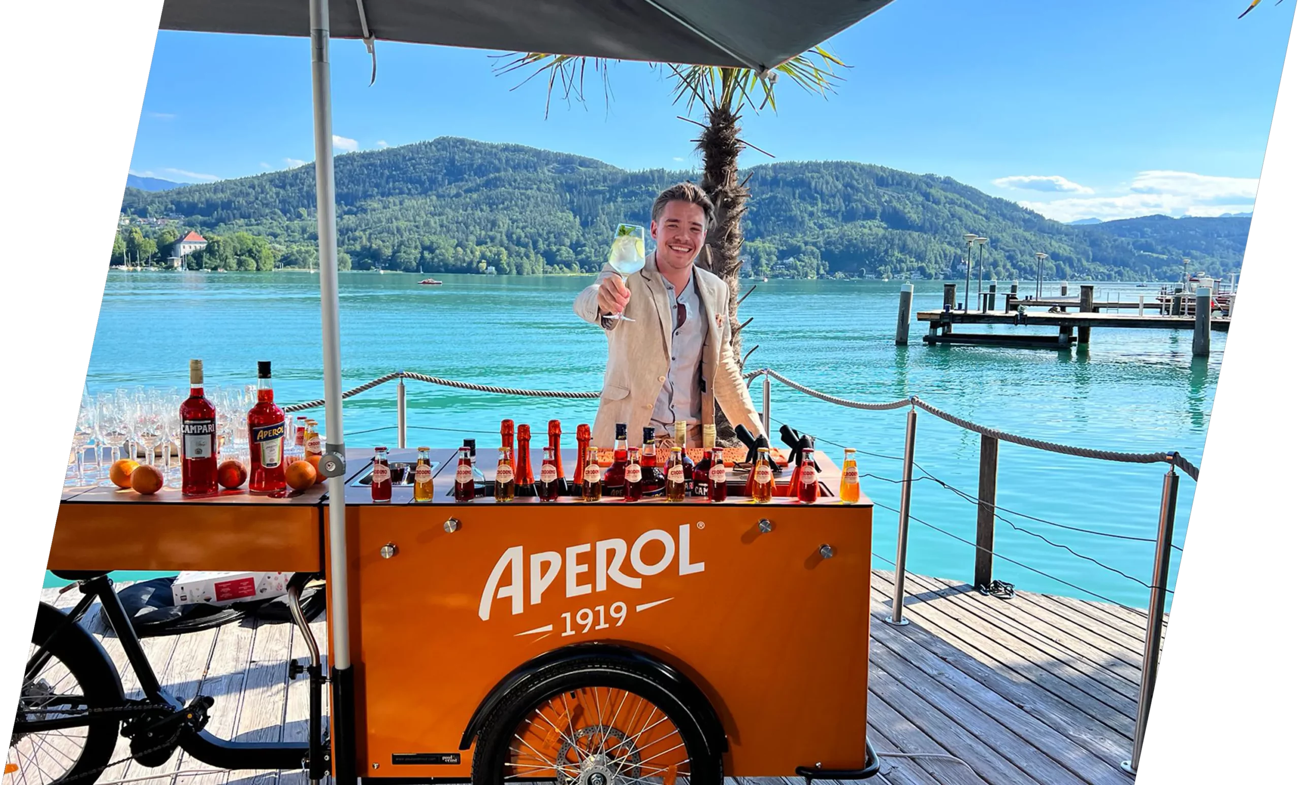 Die mobile Bar von paul&ernst dient Aperol als perfektes Marketing-Tool, um die Marke noch sichtbarer und präsenter zu machen. Wie in diesem Fall: Aperol direkt am See – ein stilvolles Highlight für jede Veranstaltung.