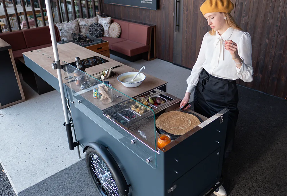 Die stilvollste Art, Crêpes zu servieren: modern, umweltfreundlich und einfach cool – mit dem modularen Gastro Bike von Paul und Ernst. Dieses innovative Konzept vereint Nachhaltigkeit und Flexibilität, um deine Crêpes auf einzigartige Weise anzubieten.