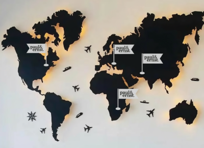 Firefly_Gemini Flash_Bitte. abstrahieren mit. 4 fähncen eines in lonon berlin paris wienn fähnnchenmit pau 89557